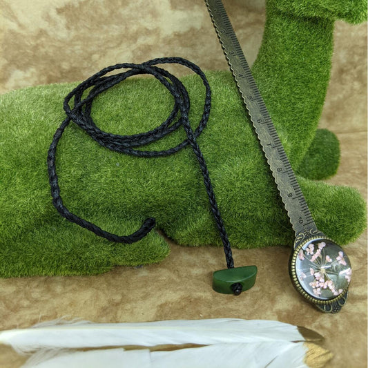 Waxed braided cord with 15mm toggle – 69cm fixed length, 2mm thick. Ideal for authentic NZ greenstone pendants. Ships fast from Australia. Free shipping over $100.